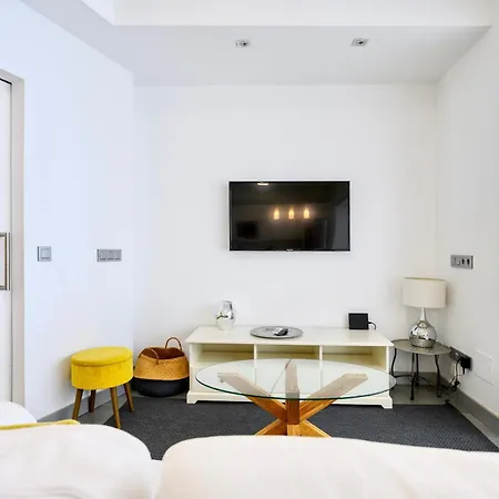 Chic 2br In Ideal Location